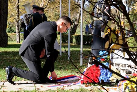 Ob 1. novembru smo se s polaganjem cvetja k osrednjim kamniškim spomenikom poklonili žrtvam vojn (32)